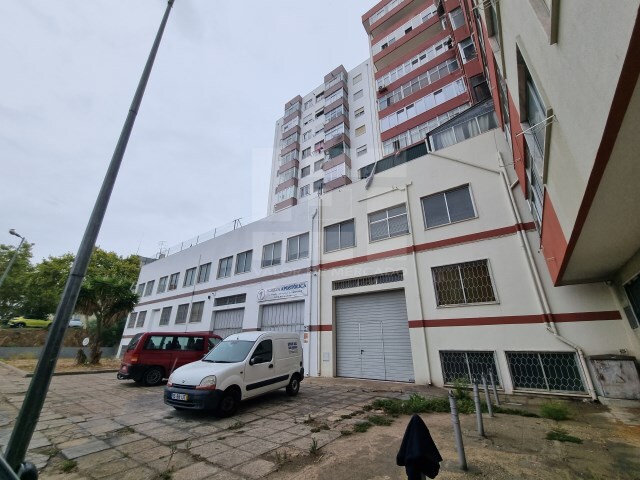 Comrcio - Laranjeiro, Almada, Setbal - Imagem grande